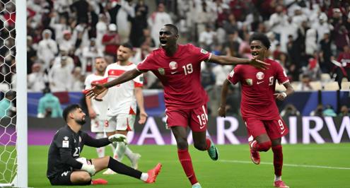 تجاوز مبخوت ويطارد رقم دائي التاريخي.. المعز علي يسجل هدف قطر الثاني في لبنان (فيديو) 